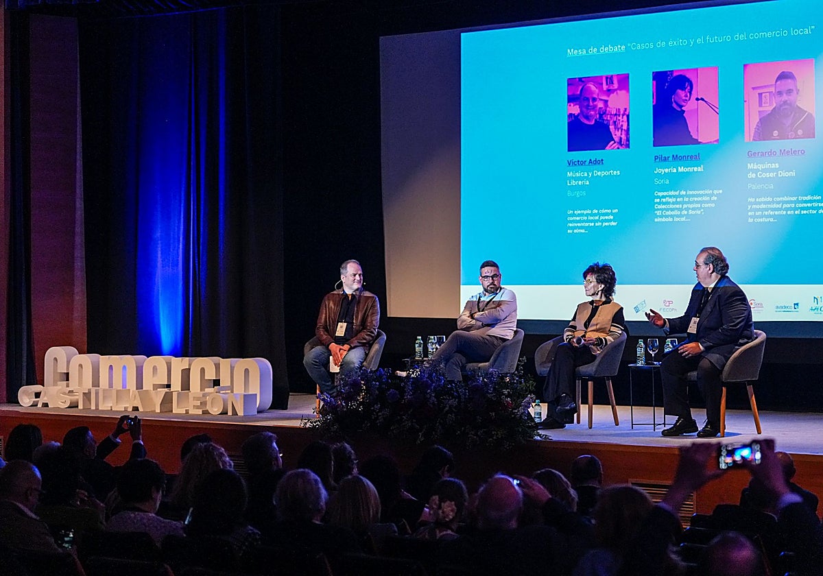 Víctor Adot, Gerardo Melero y Pilar Monreal –de Librería Música y Deportes, Dioni y Monreal, respectivamente–, durante la mesa sobre casos de éxito y el futuro del comercio local