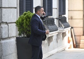 El presidente de Vox, Santiago Abascal, el martes, hablando por teléfono en el patio del Congreso