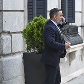 El presidente de Vox, Santiago Abascal, el martes, hablando por teléfono en el patio del Congreso