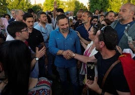 Abascal asiste a la protesta en Moncloa para denunciar al «Gobierno corrupto» y pedir a Feijóo que «rompa» con el PSOE