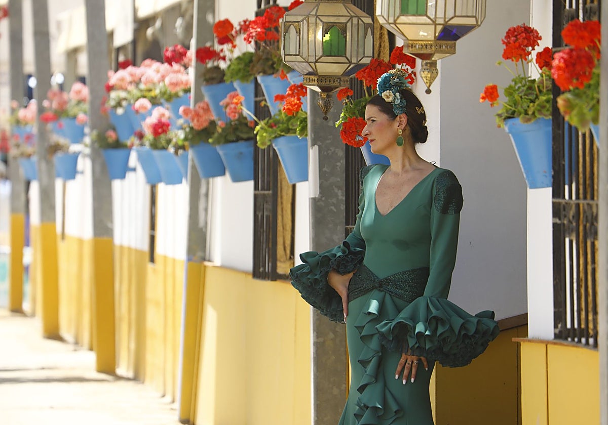 Una mujer vestida de flamenca en la Feria de Córdoba