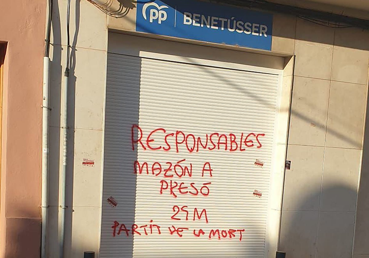 Imagen de la pintada en la sede del PP de Benetússer