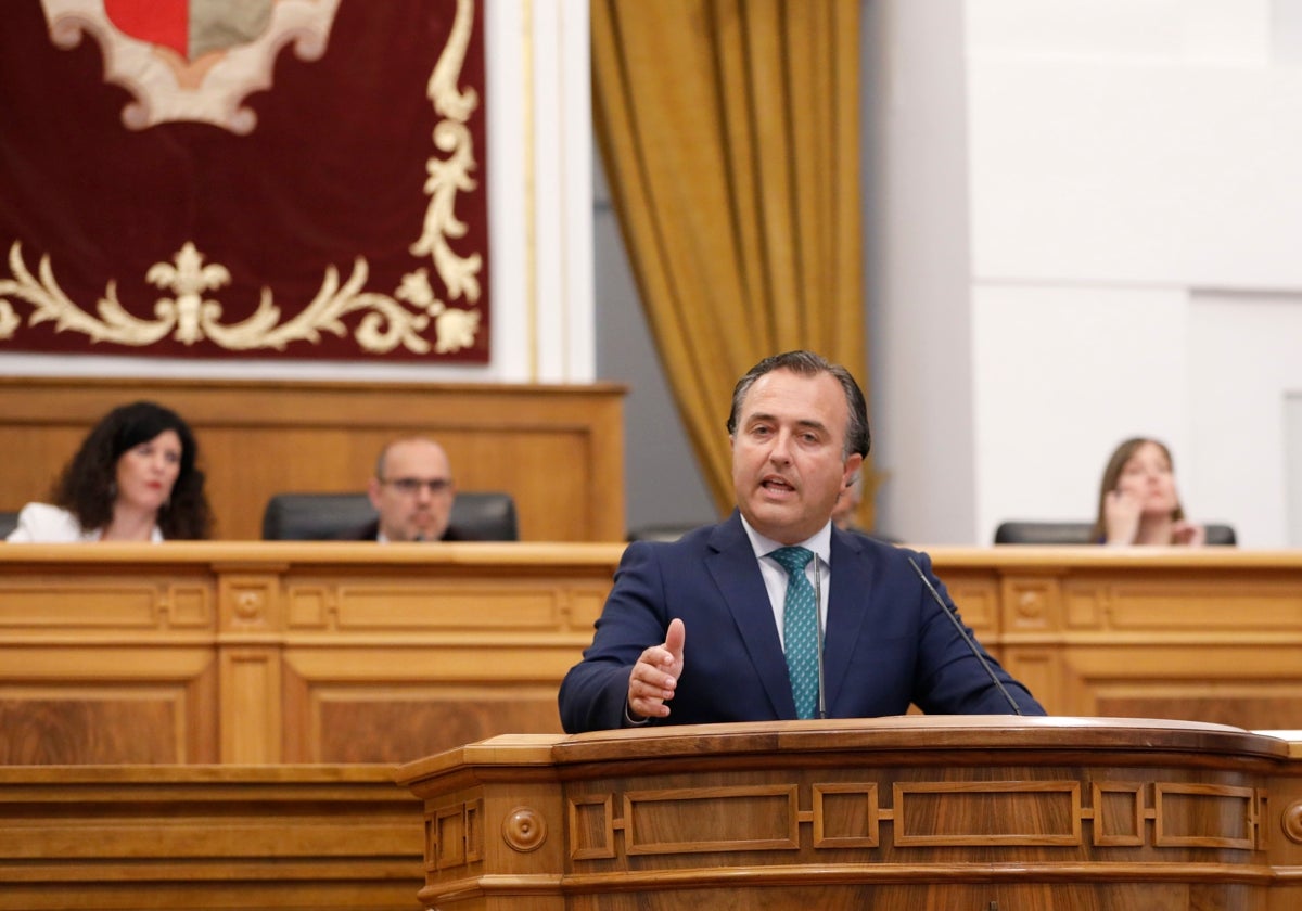 David Moreno, presidente del Grupo Parlamentario de Vox, en la tribuna de oradores