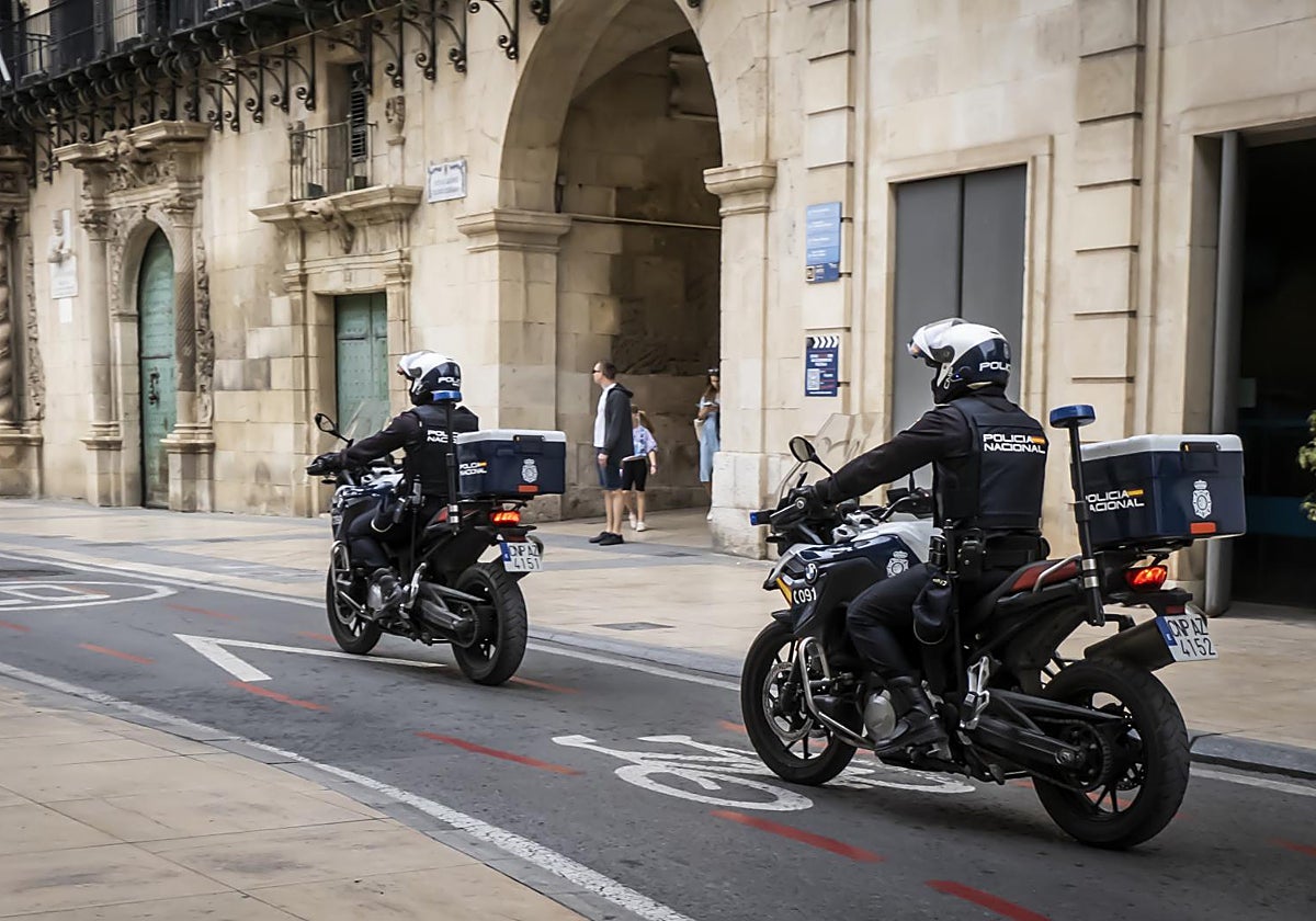 Dos agentes de la Policía Nacional en Alicante