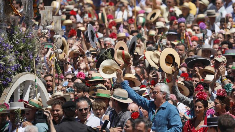 Peregrinos del Rocío de Triana durante la presentación de su simpecado ante la Blanca Paloma en 2024