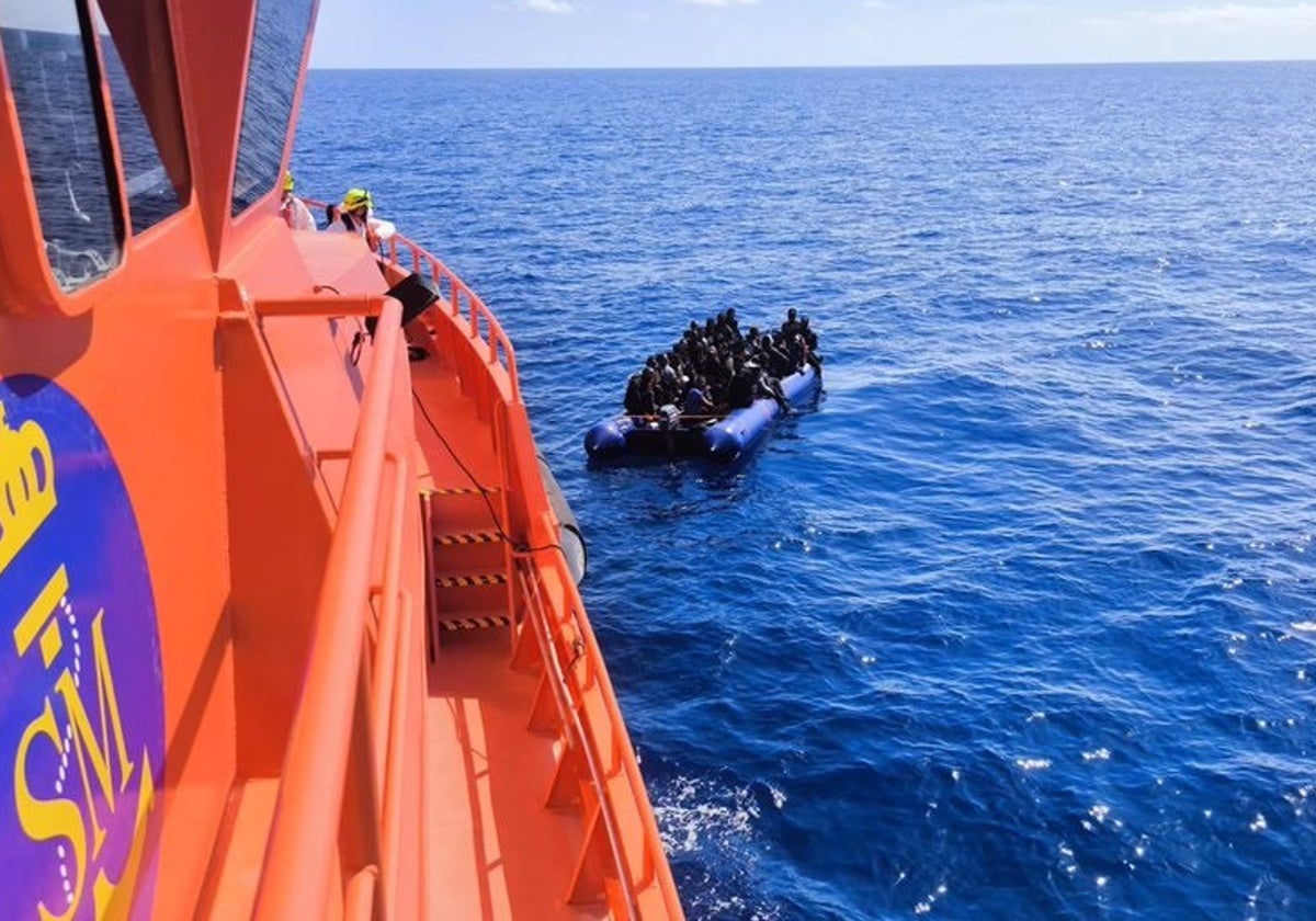 Salvamento Marítimo durante el rescate de una patera frente al litoral de Almería