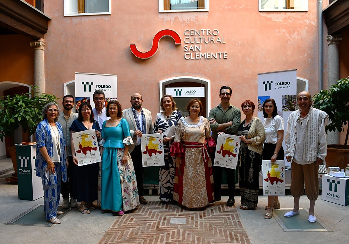 Tomás Arribas y Soledad de Frutos con algunos de los actores