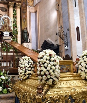 Imagen secundaria 2 - La Virgen ha procesionado siempre arropada por cientos de talaveranos y acompañada por la Corporación municipal de Talavera, encabezada por el alcalde, José Julián Gregorio. Pasadas las seis y media de la tarde, la talla de la Virgen descendía de su camarín