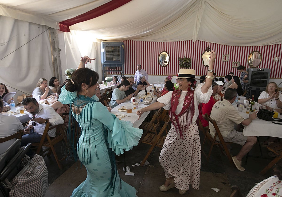 Ambiente en la caseta 'El Esparraguero', en la Feria de Córdoba