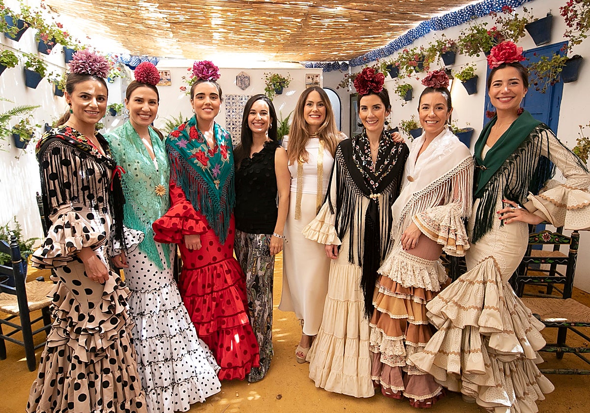 Un grupo de mujeres en el patio de una de las casetas de la Feria de Córdoba este viernes 30