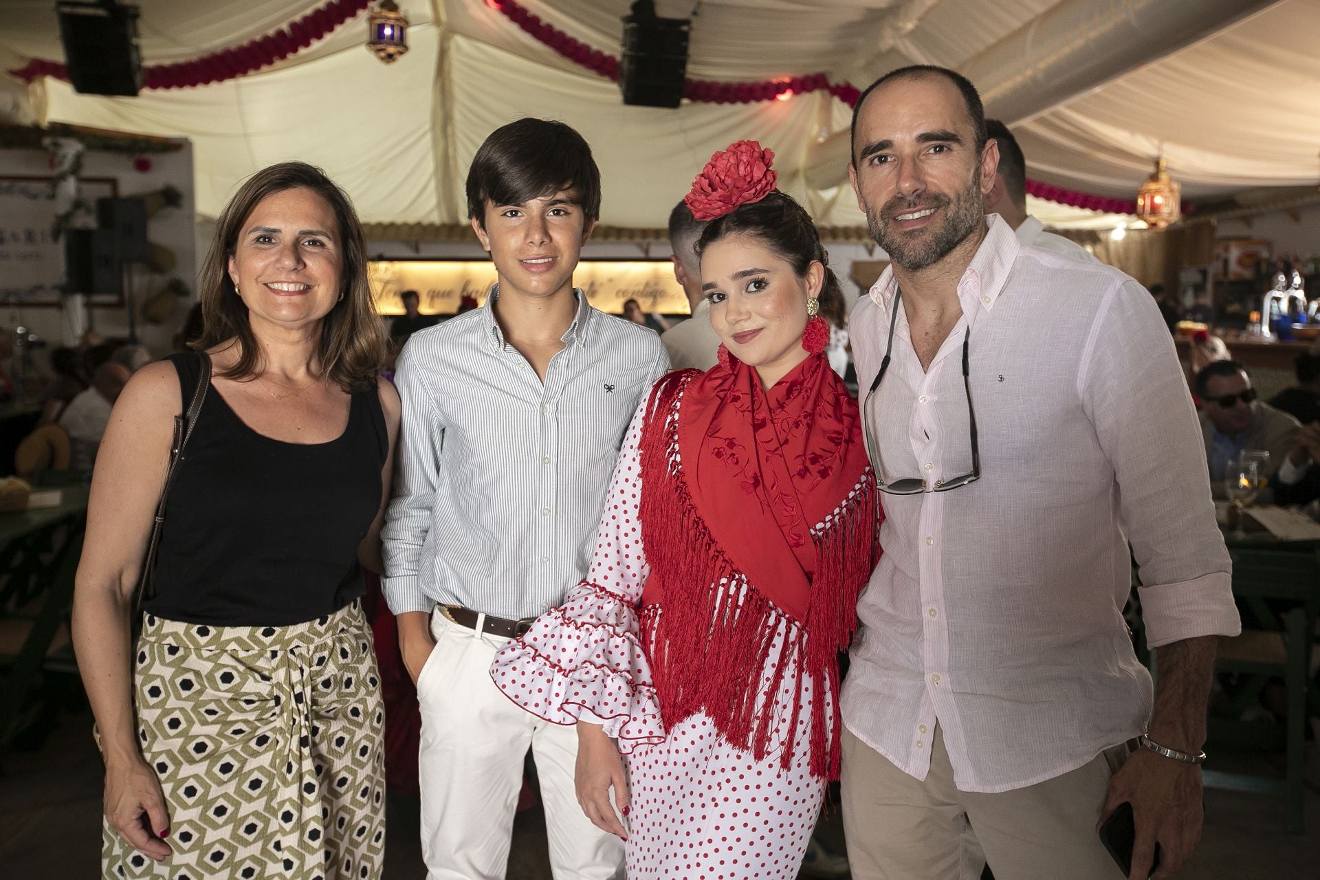 El espléndido ambiente en las casetas el viernes de Feria de Córdoba, en imágenes