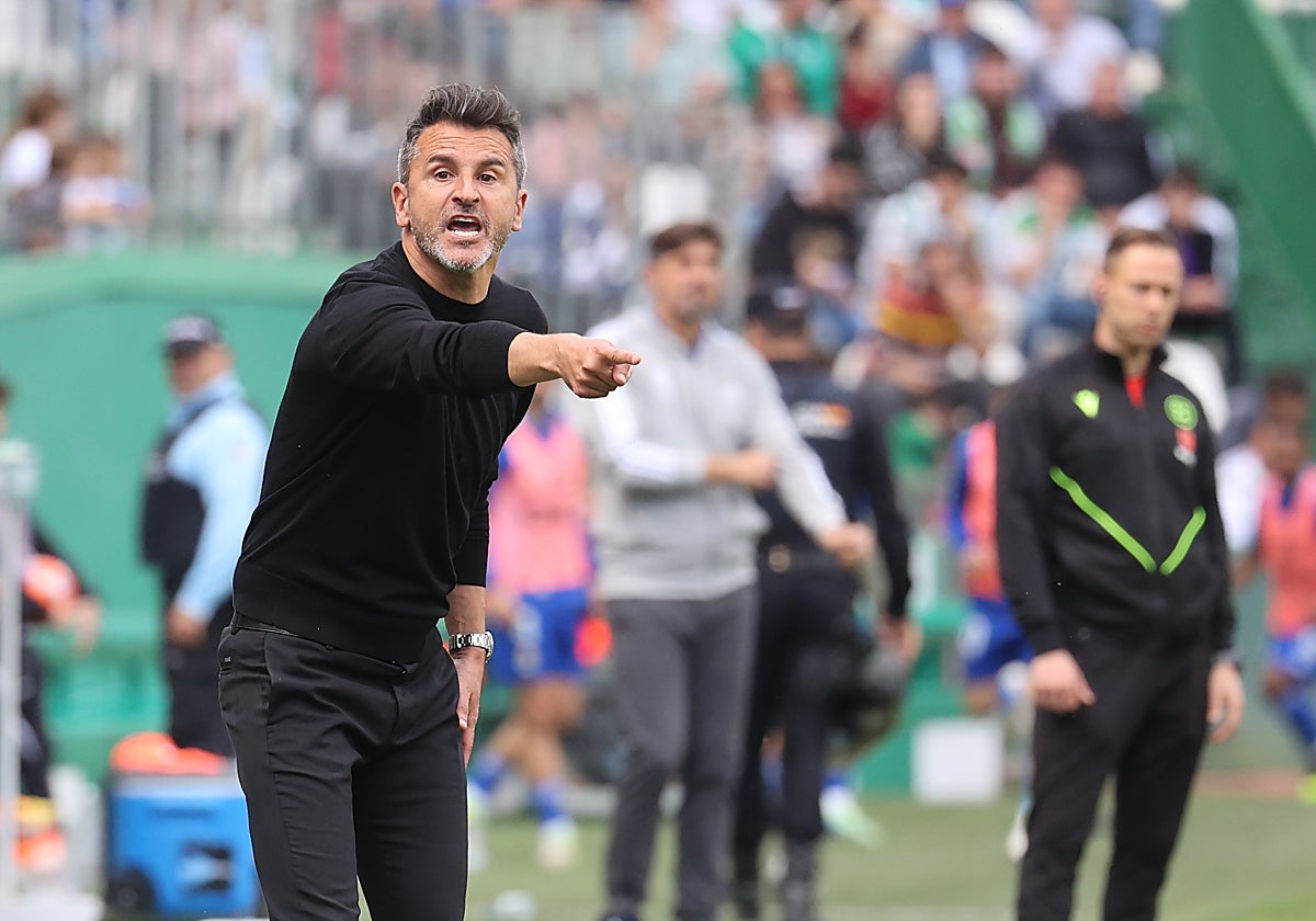 Iván Ania dirige a los suyos durante un partido esta temporada