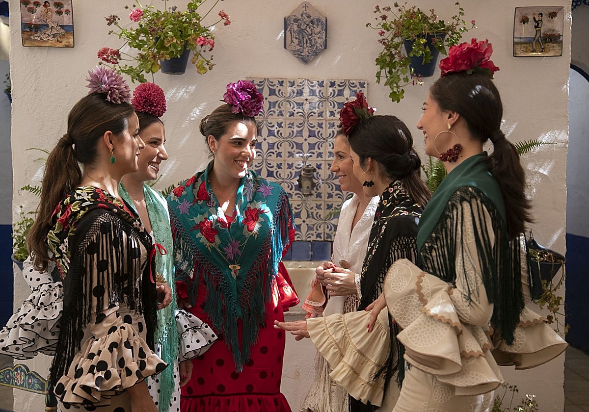 Un grupo de jóvenes en el interior de una caseta