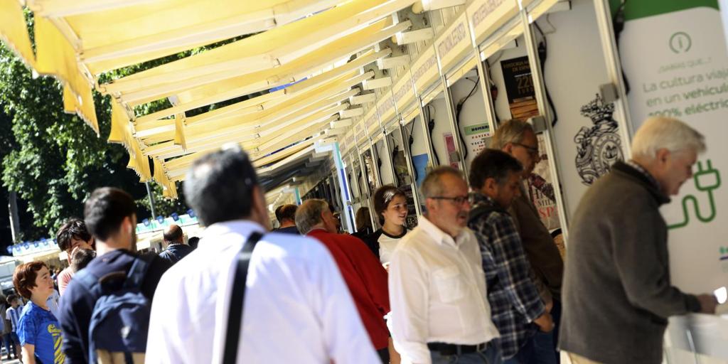 El retiro se mantendrá abierto tras la mejora de las previsiones meteorológicas el día de la inauguración de la feria del libro