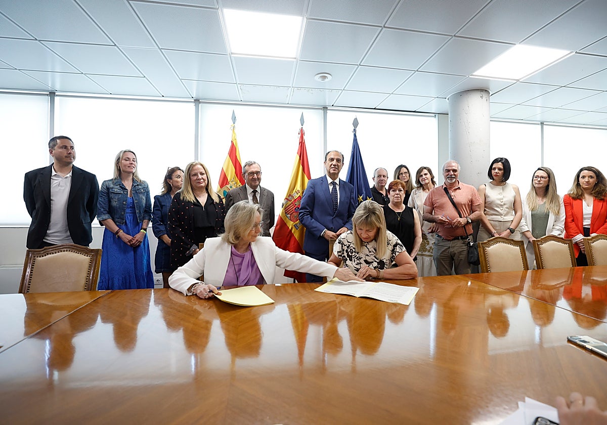 La gerente del Servicio Aragonés de Salud, Ana Castillo (izq.), y los representantes del sindicato Cemsatse, firman el acuerdo para la nueva organización de la atención continuada en la ciudad de Zaragoza, que supone la suspensión definitiva de la convocatoria de huelga en Atención Primaria