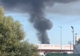 Un incendio en un desguace abandonado de Castellón obliga a desalojar un polígono industrial