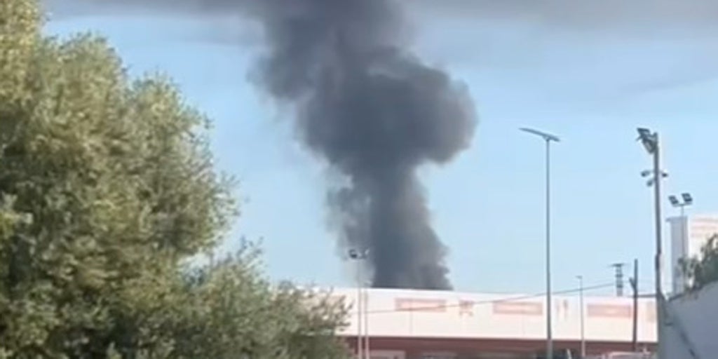 Un incendio en un desguace abandonado de castellón obliga a desalojar un polígono industrial