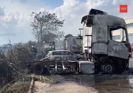 Un incendio arrasa nueve cabezas tractoras de camión y nueve coches en  un polígono de Meco