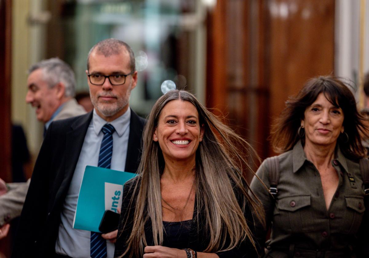La portavoz de Junts en el Congreso, Miriam Nogueras, en el centro, junto a los diputados de la formación Pilar Calvo y Josep Maria Cruset