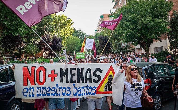Imagen principal - Una protesta frente al futuro albergue de Parque de las Avenidas, el jueves por la tarde; debajo; en Booking, una litera para dormir en el Velvet Hostels de Puente de Vallecas se puede reservar al 'módico' precio de 891 euros