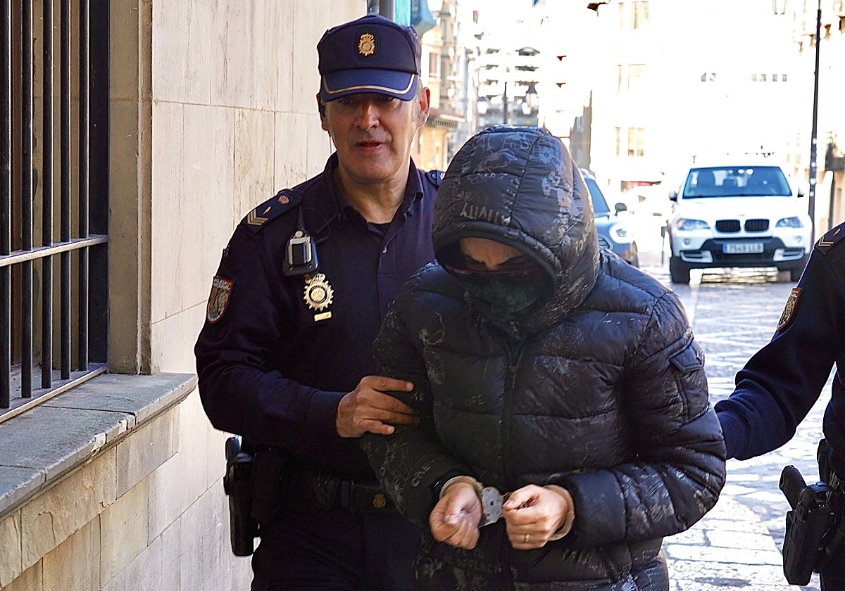 La ahora condenada por asesinato a su llegada a los juzgados