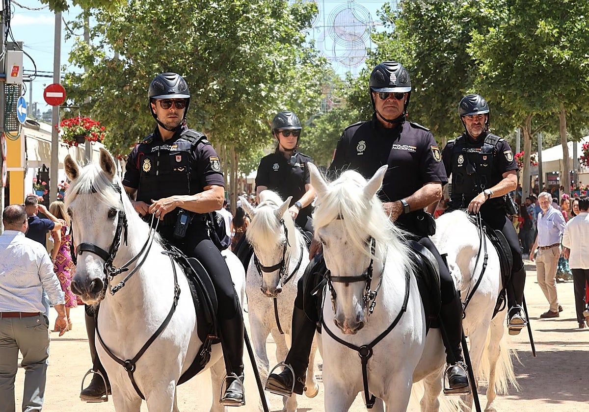 Agentes de la Policía Nacional a caballo en el recinto ferial de El Arenal