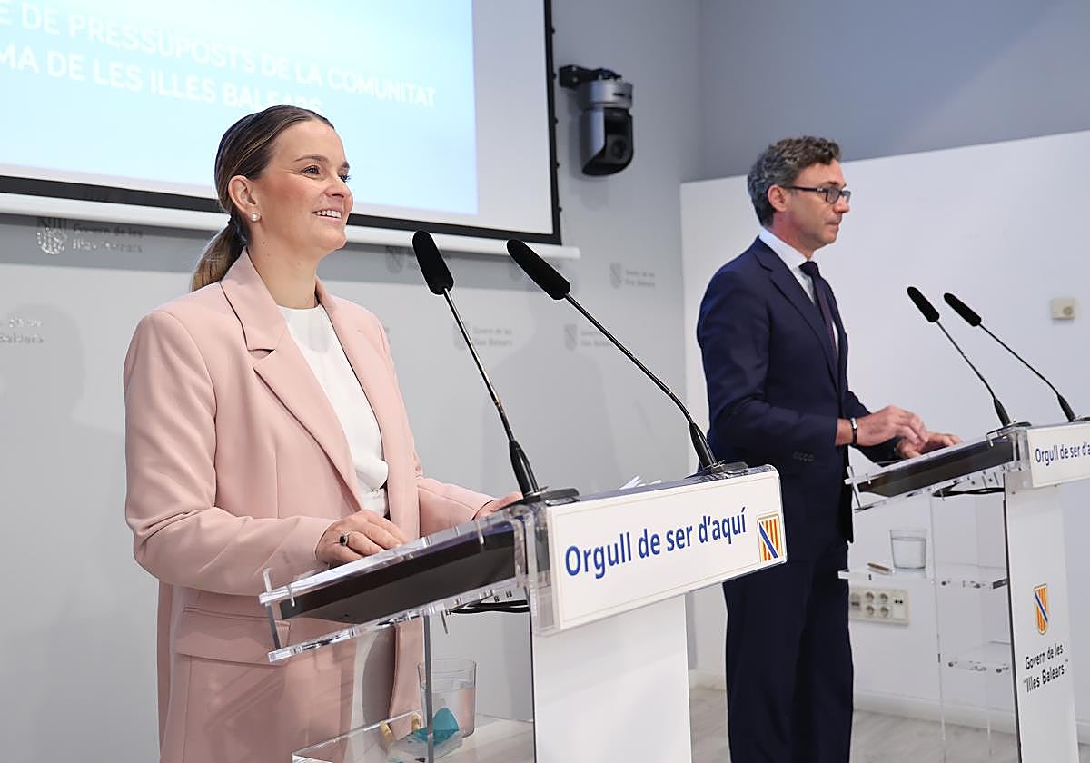 La presidenta del Govern balear, Marga Prohens y el conseller de Economía, Hacienda e Innovación del Govern balear, Antoni Costa