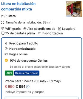 Imagen secundaria 2 - Una protesta frente al futuro albergue de Parque de las Avenidas, el jueves por la tarde; debajo; en Booking, una litera para dormir en el Velvet Hostels de Puente de Vallecas se puede reservar al 'módico' precio de 891 euros