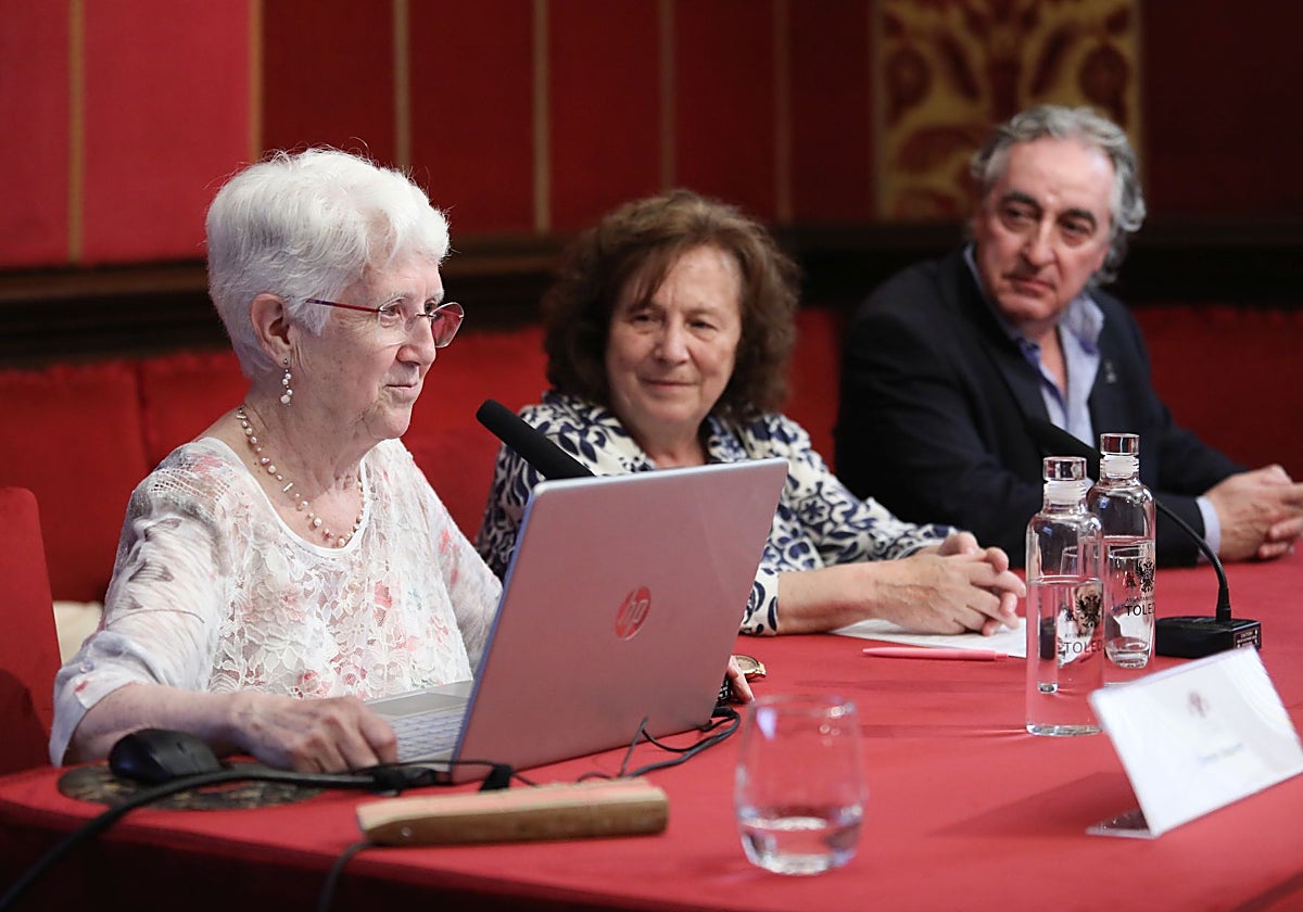 Carmen Vaquero, acompañada por la concejala de Cultura, Ana Pérez