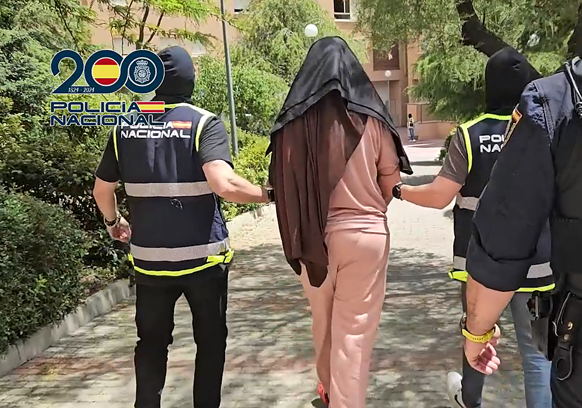 Una de las detenidas, en el momento de su arresto.