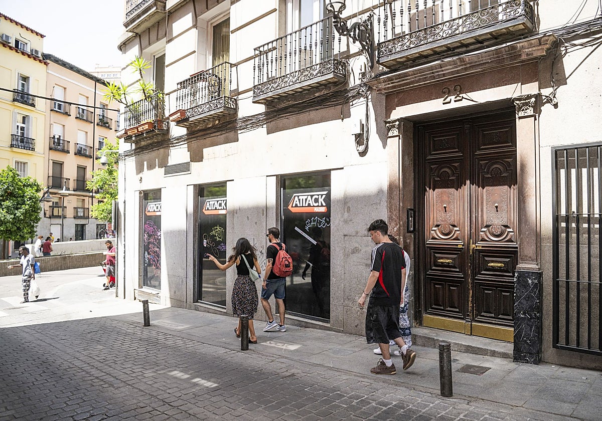 Entrada al bloque donde vive el cantante Joaquin Sabina, en Relatores, 22, esquina Tirso de Molina