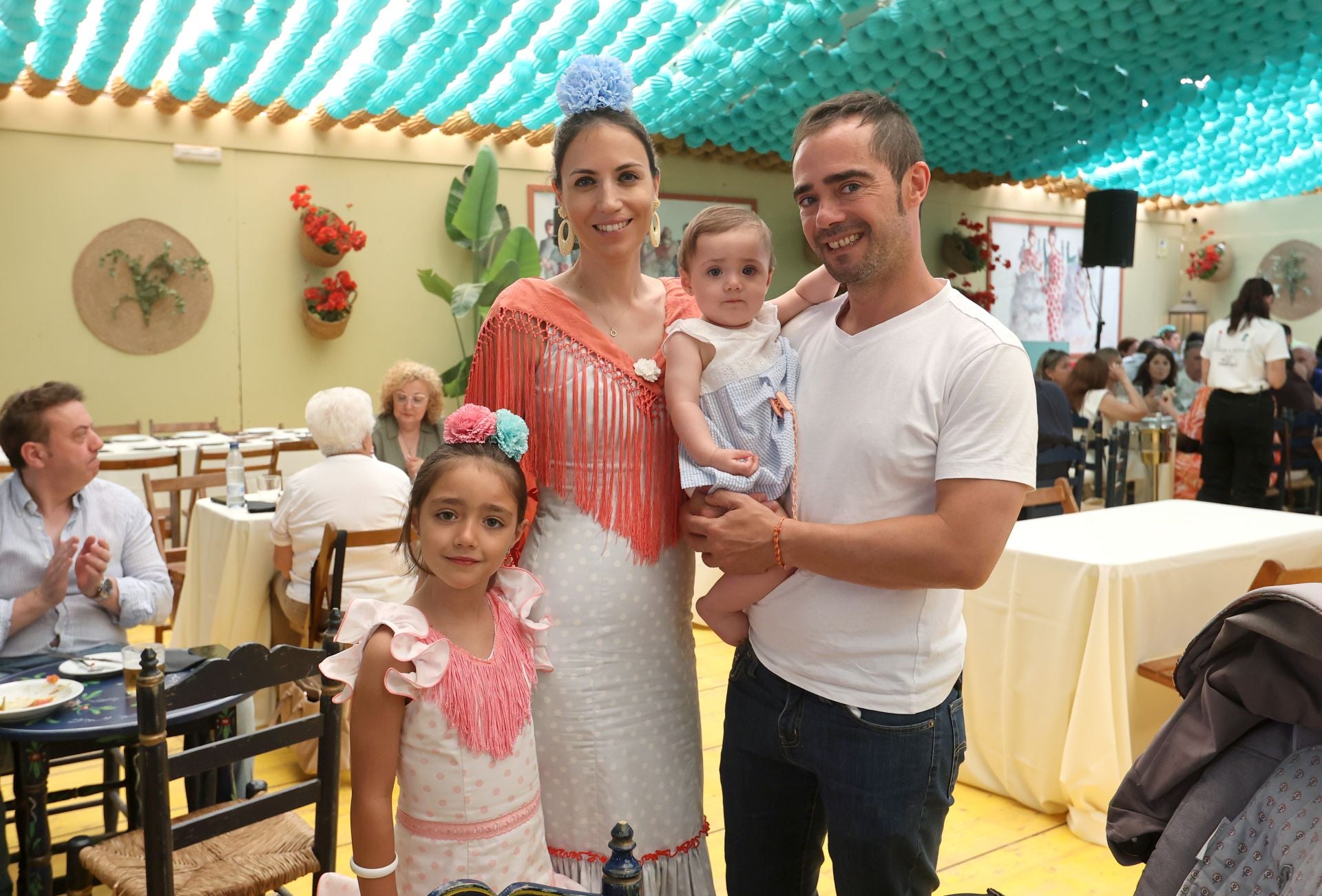 El animado ambiente de las casetas el último sábado de la Feria, en imágenes