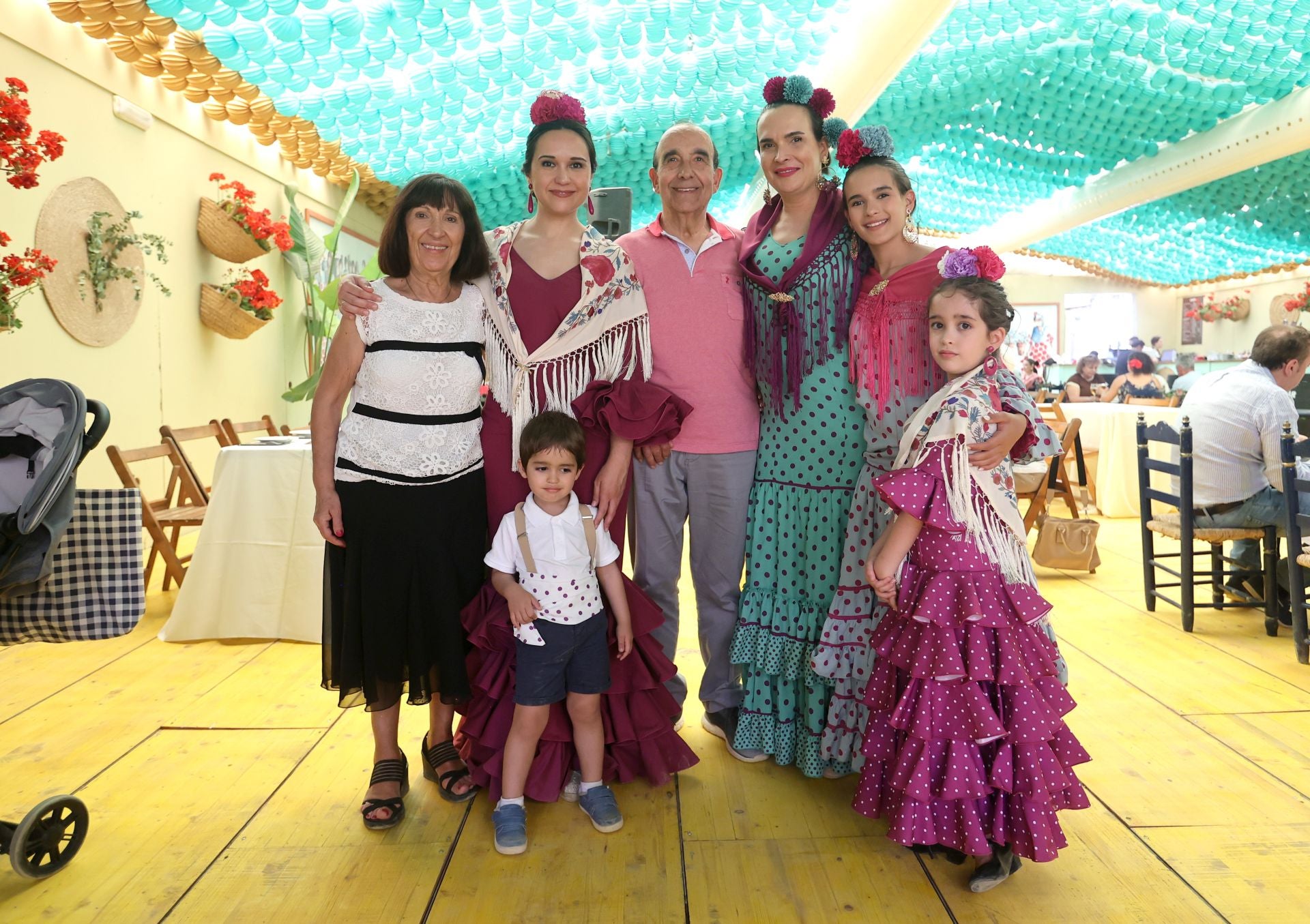 El animado ambiente de las casetas el último sábado de la Feria, en imágenes