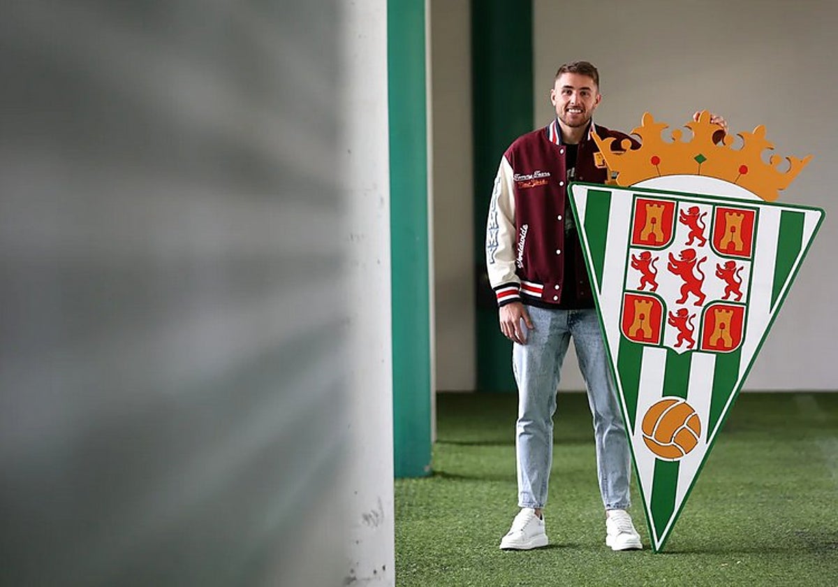 El delantero del Córdoba Antonio Casas con un escudo del club en El Arcángel