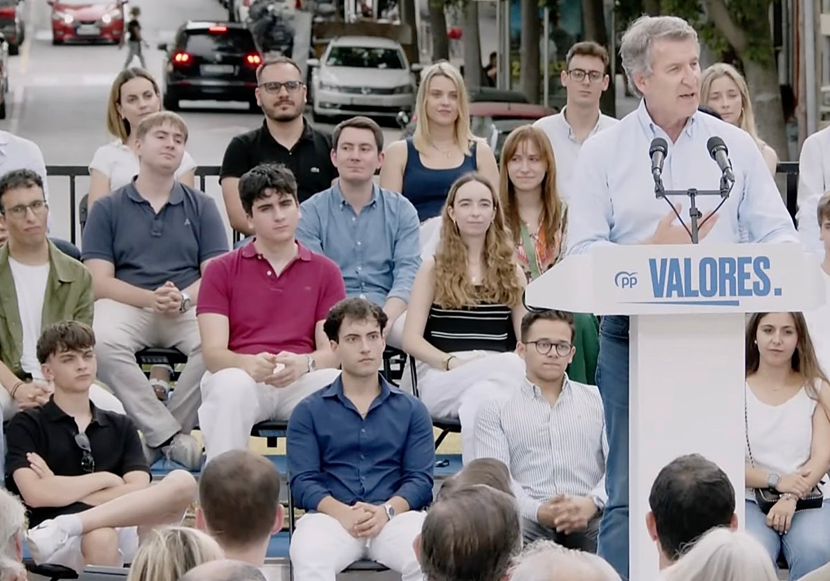 El líder del PP, Alberto Nuñez Feijóo, durante su intervención en Castelldefels (Barcelona), este sábado