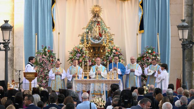 Un momento de la solemne misa pontifical celebrada antes de la procesión