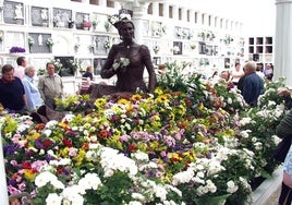 Chipiona cubrirá mañana de flores el monumento de Rocío Jurado por el 19 aniversario de su muerte