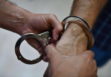 Detenido por drogar a otros hombres para robarles dinero y joyas tras quedar en 'apps' de citas