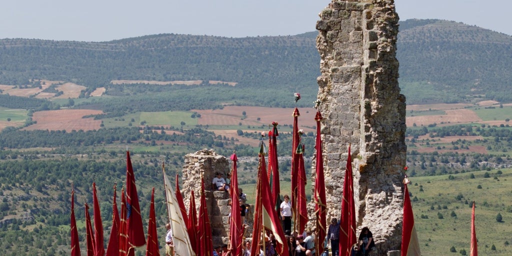 Más de una veintena de pendones se encaraman al castillo de Lara de los Infantes, en Burgos