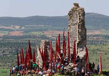 Más de una veintena de pendones se encarama al castillo de Lara de los Infantes, en Burgos