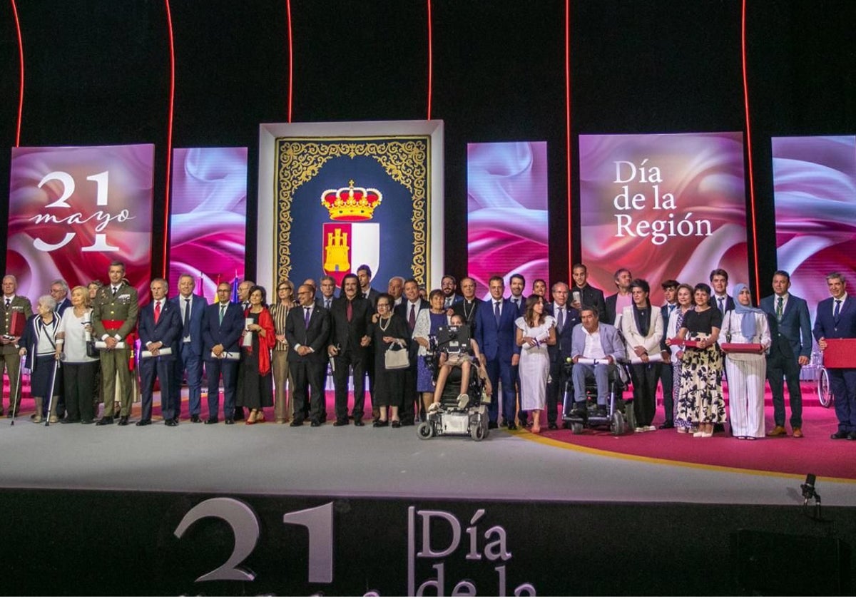 Foto de familia de todos los premiados en el Día de Castilla-La Mancha