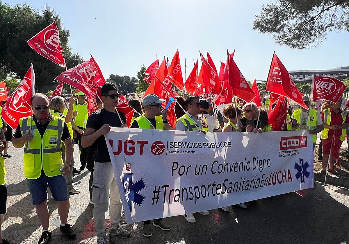 Un momento de la concentración convocada por UGT y CCOO