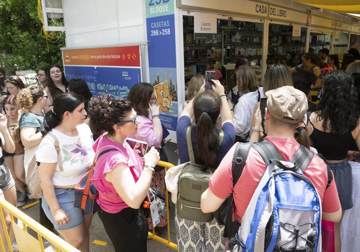Decenas de visitantes, haciendo cola para una firma de libro, el pasado fin de semana