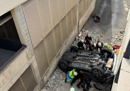 Milagro en Majadahonda: una mujer sobrevive a una caída de 8 metros con su coche en un centro comercial