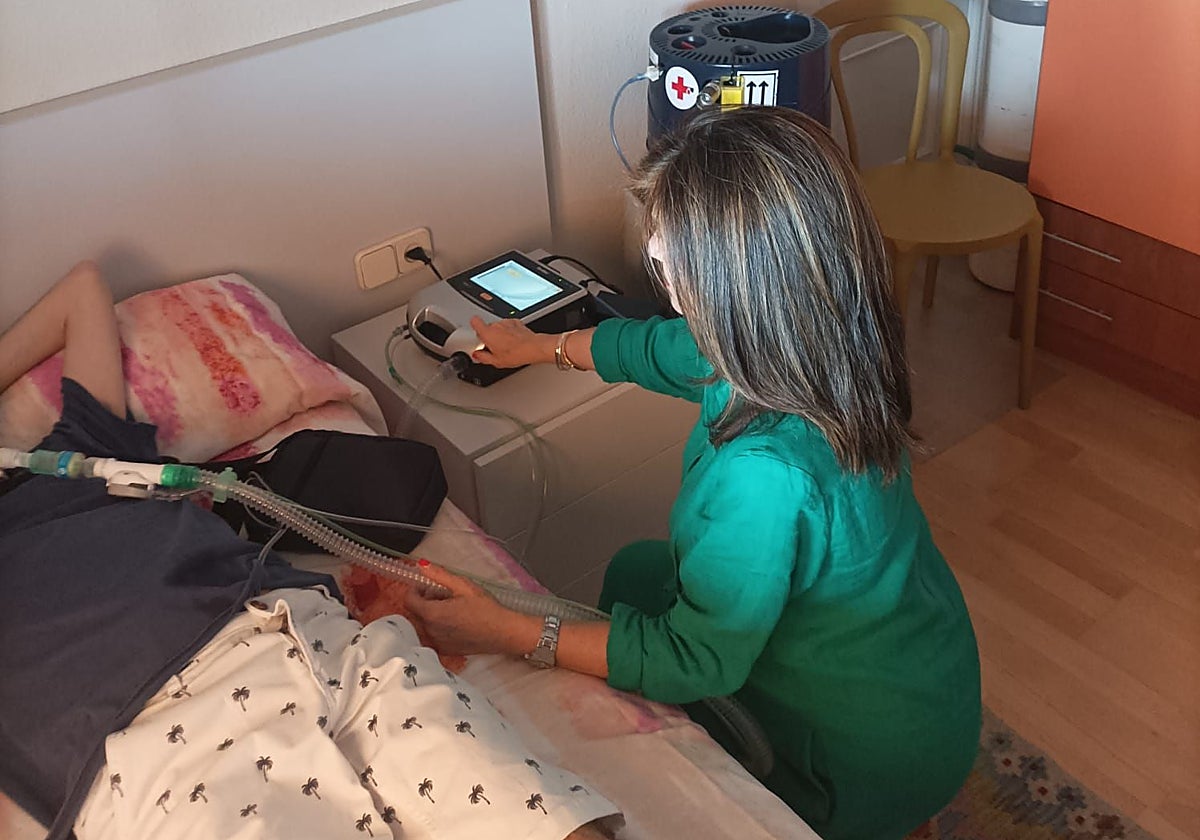 Lorenzo es atendido por su madre en su habitación, rodeado de máquinas