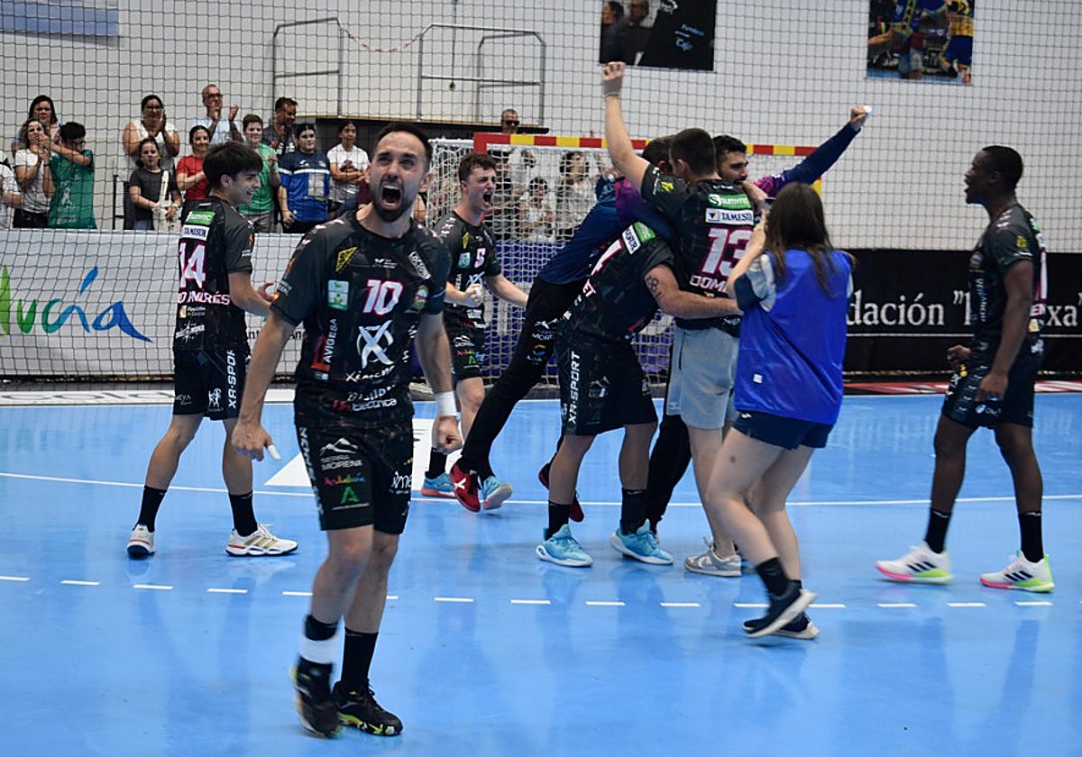 El Ángel Ximénez Puente Genil celebra su permanencia en la ASOBAL