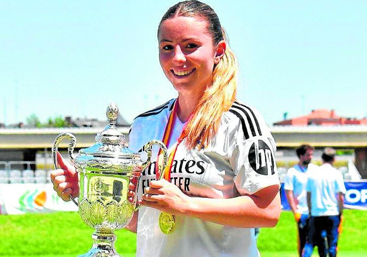 Claudia de la Cuerda con la Copa