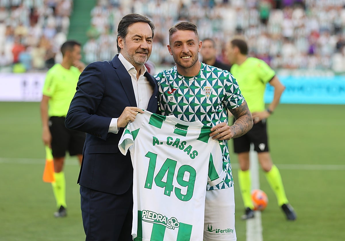 Monterrubio y Antonio Casas con la camiseta homenaje al delantero