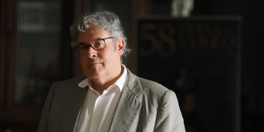 Juan manuel de prada reivindica su novela 'cárcel de tinieblas' como «esperpento» al estilo de valle inclán
