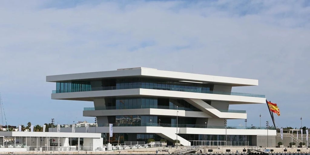 Muere un menor de 16 años tras caer desde un muro de cuatro metros en la marina de valencia